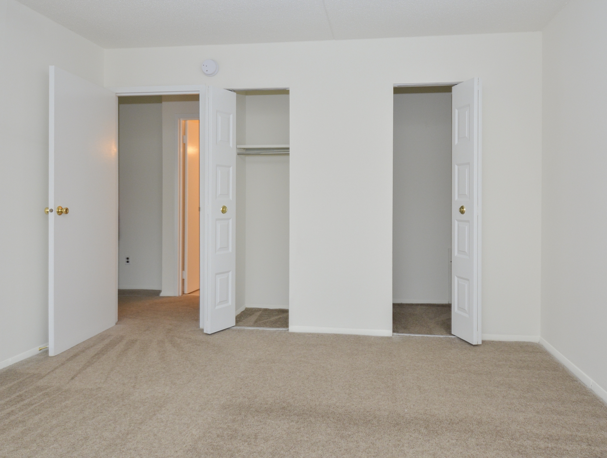 Gladstone Towers Sample Bedroom with Closet View | Apartments in Lansdowne PA