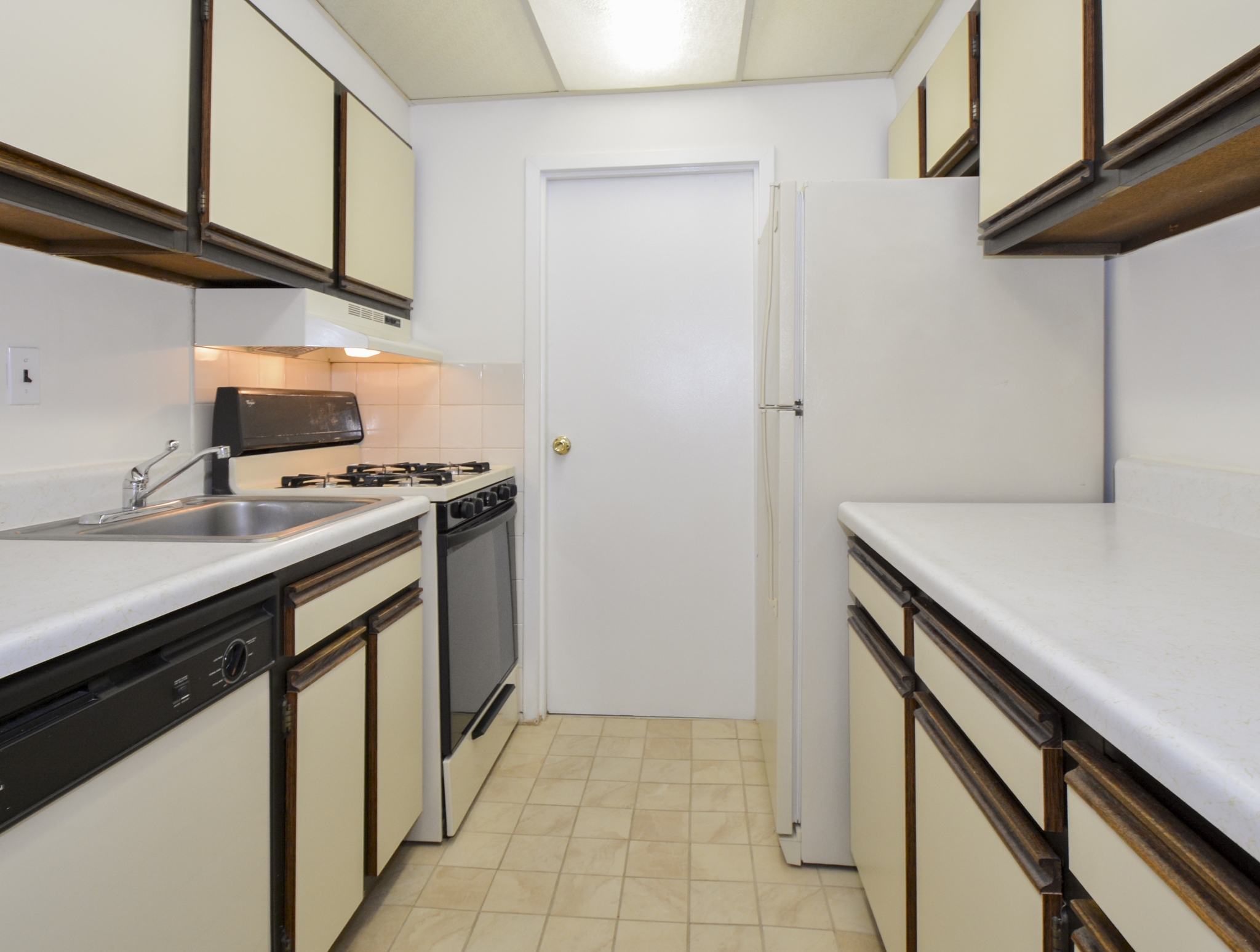 Gladstone Towers Sample Kitchen with Beige and Brown Countertops | Apartments in Lansdowne PA