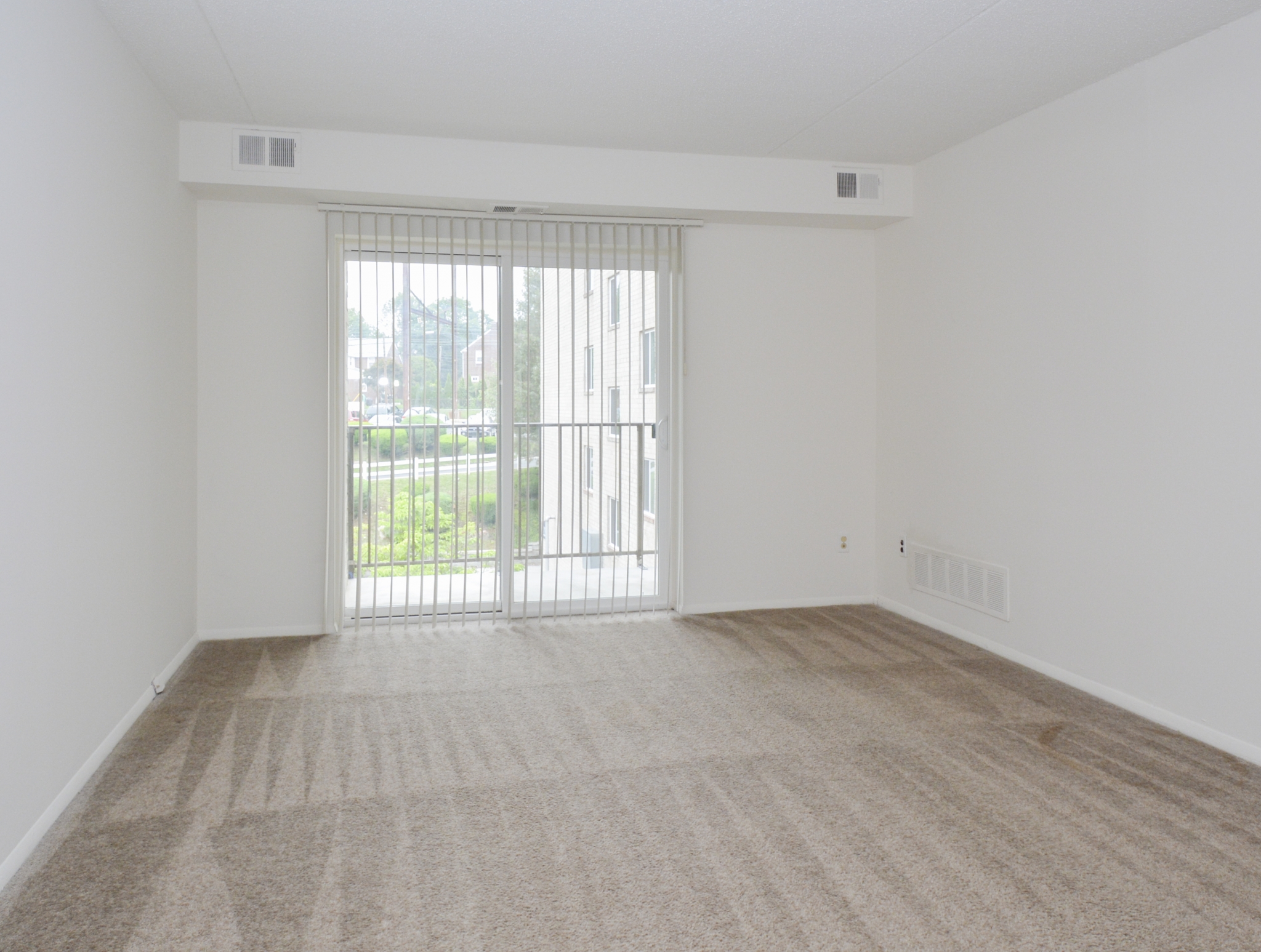 Gladstone Towers Sample Living Room with Beige Carpet | Apartments in Lansdowne PA