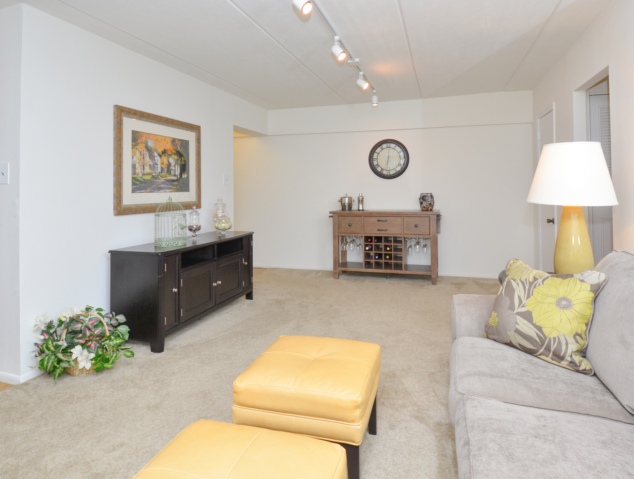 Norwood House Sample Living Room with Decorative Furniture | Apartments In Downingtown