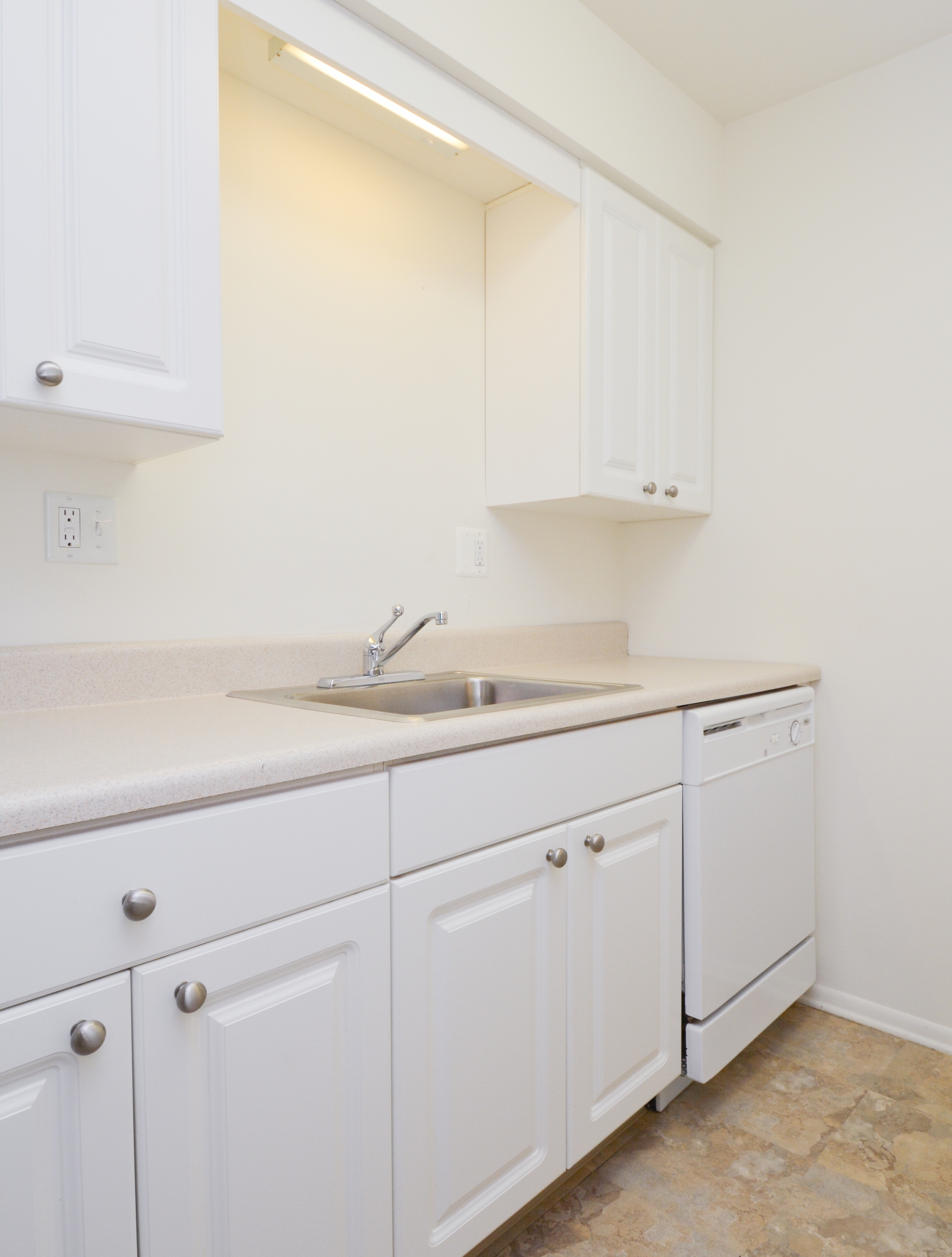Modern Kitchen | Boothwyn PA Apartment For Rent | Rolling Glen Townhomes and Apartments