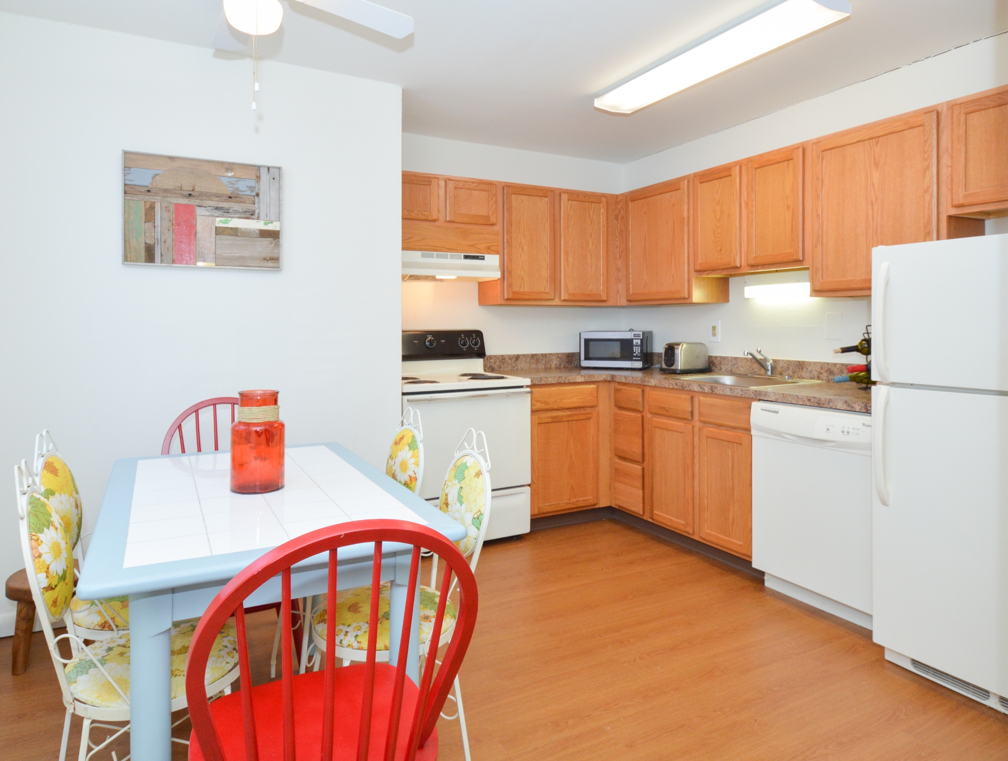 Independence Crossing Sample Kitchen with Light Brown Cabinets | Apartments in Phoenixville PA