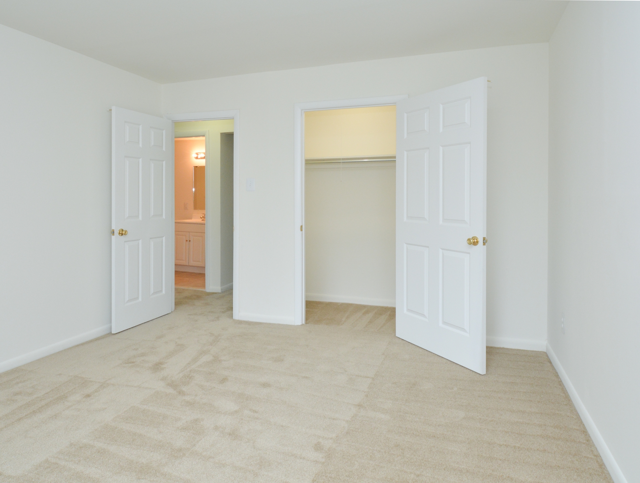 Mill Creek Village Sample Bedroom with Closet | Langhorne, PA Apartments
