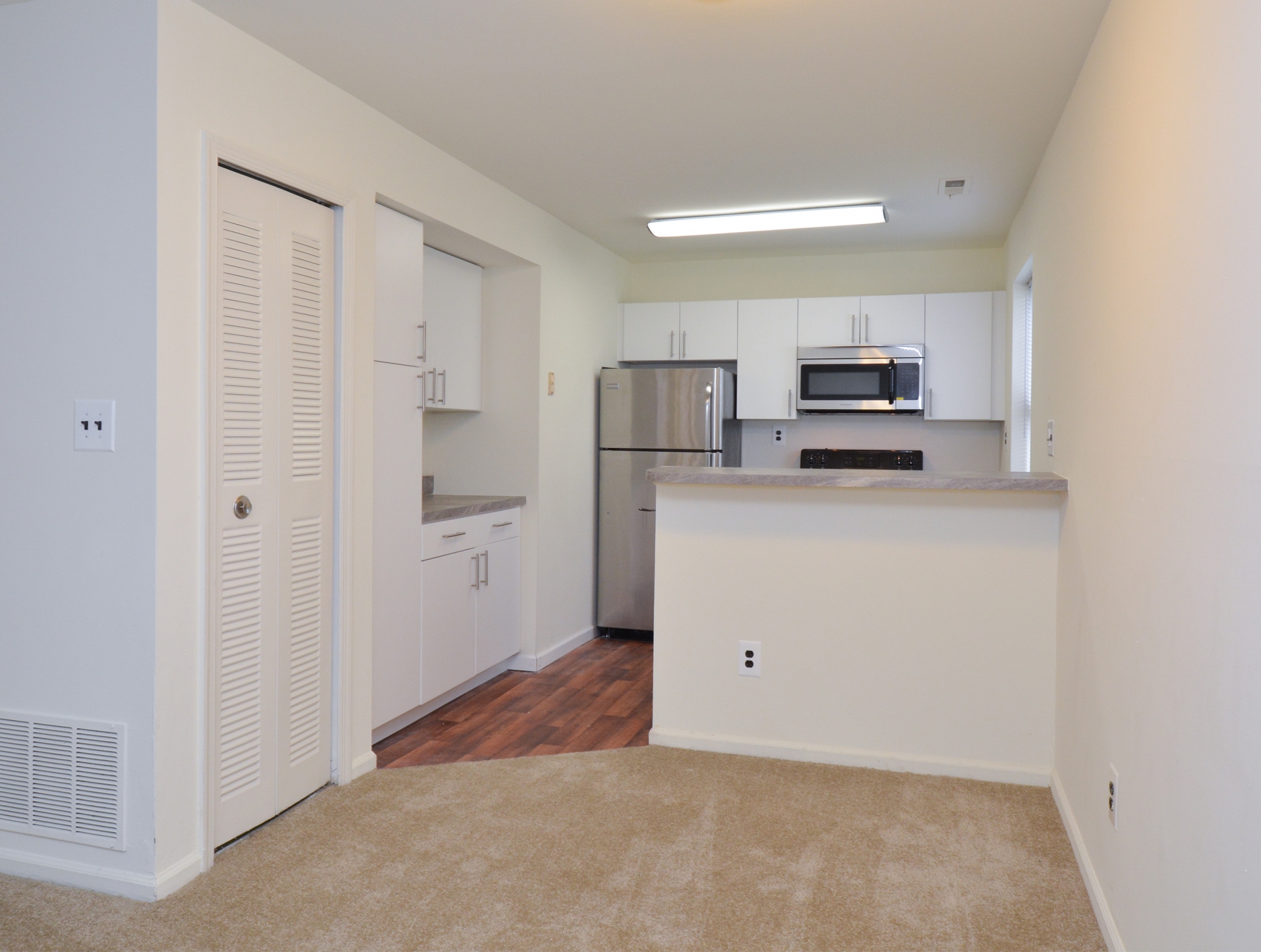 Willow Ridge Village Sample Dining Room with Kitchen View and Closet | Apartments In Marlton NJ
