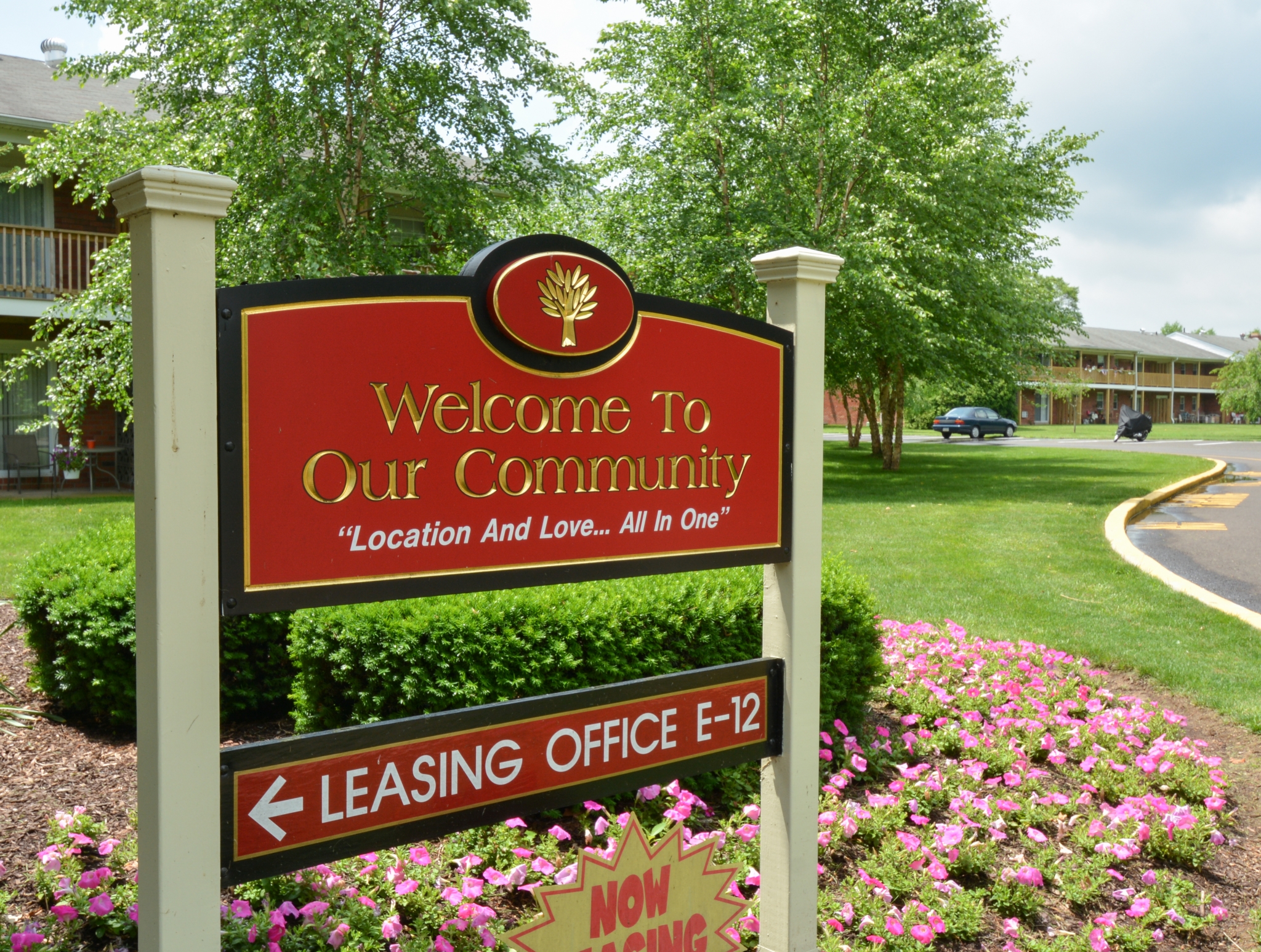 Country Manor Welcome Sign | Apartments For Rent in Levittown PA