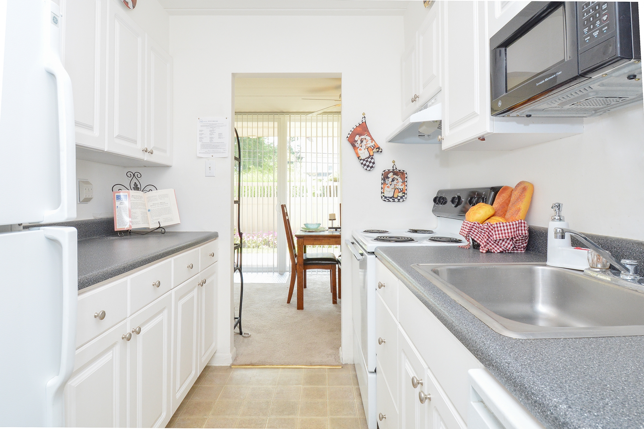 Residents Cooking in the Kitchen | Downington PennsylvaniaApartments | Black Hawk Apartments