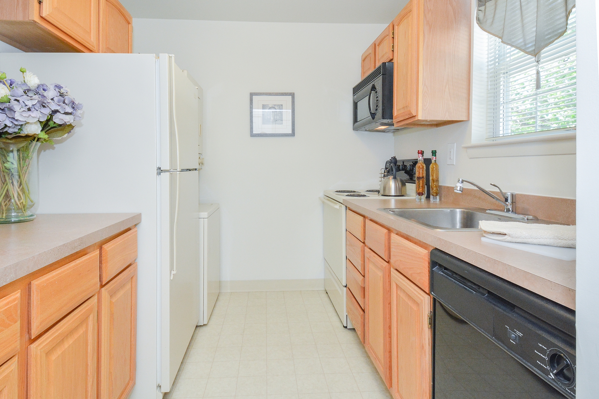 Wyntre Brooke Sample Kitchen with Wood Cabinets | Apartments Near West Chester