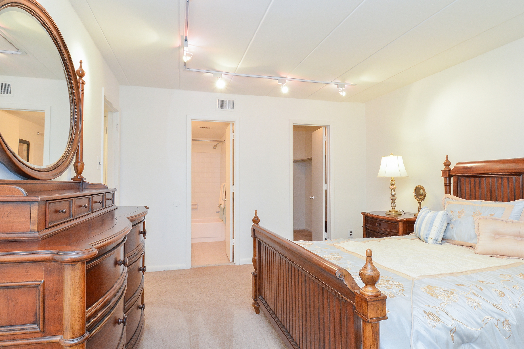 Fairway Park with Bathroom and Closet Doors | Apartments Near Wilmington DE