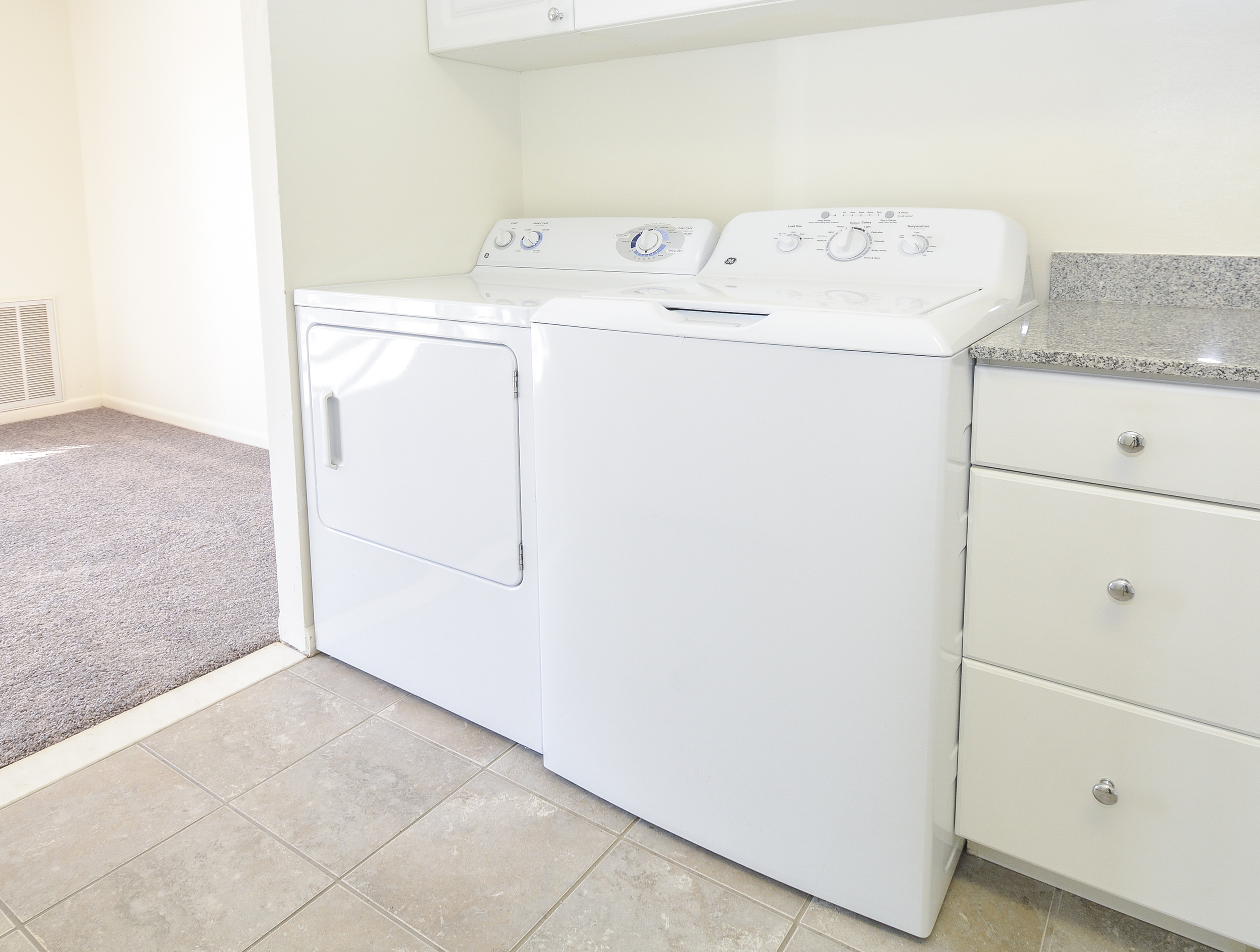 Main Line Berwyn Washer and Dryer | Berwyn Apartments
