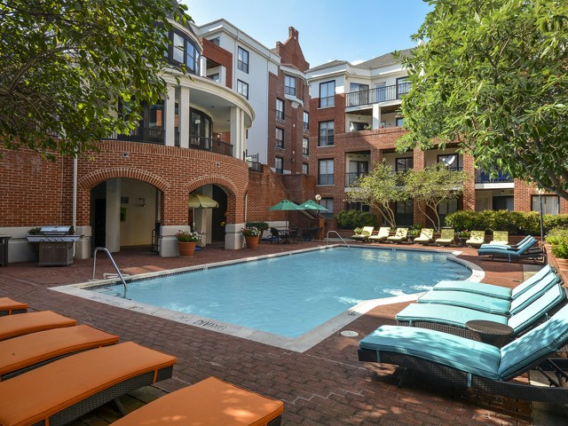 Waterloo Place Swimming Pool | Baltimore Apartments