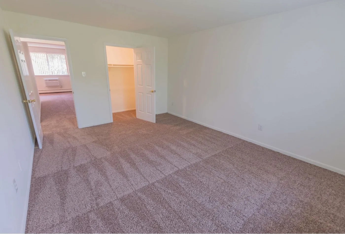 Apartments in Penndel Amenities at Mill Creek Village Apartments