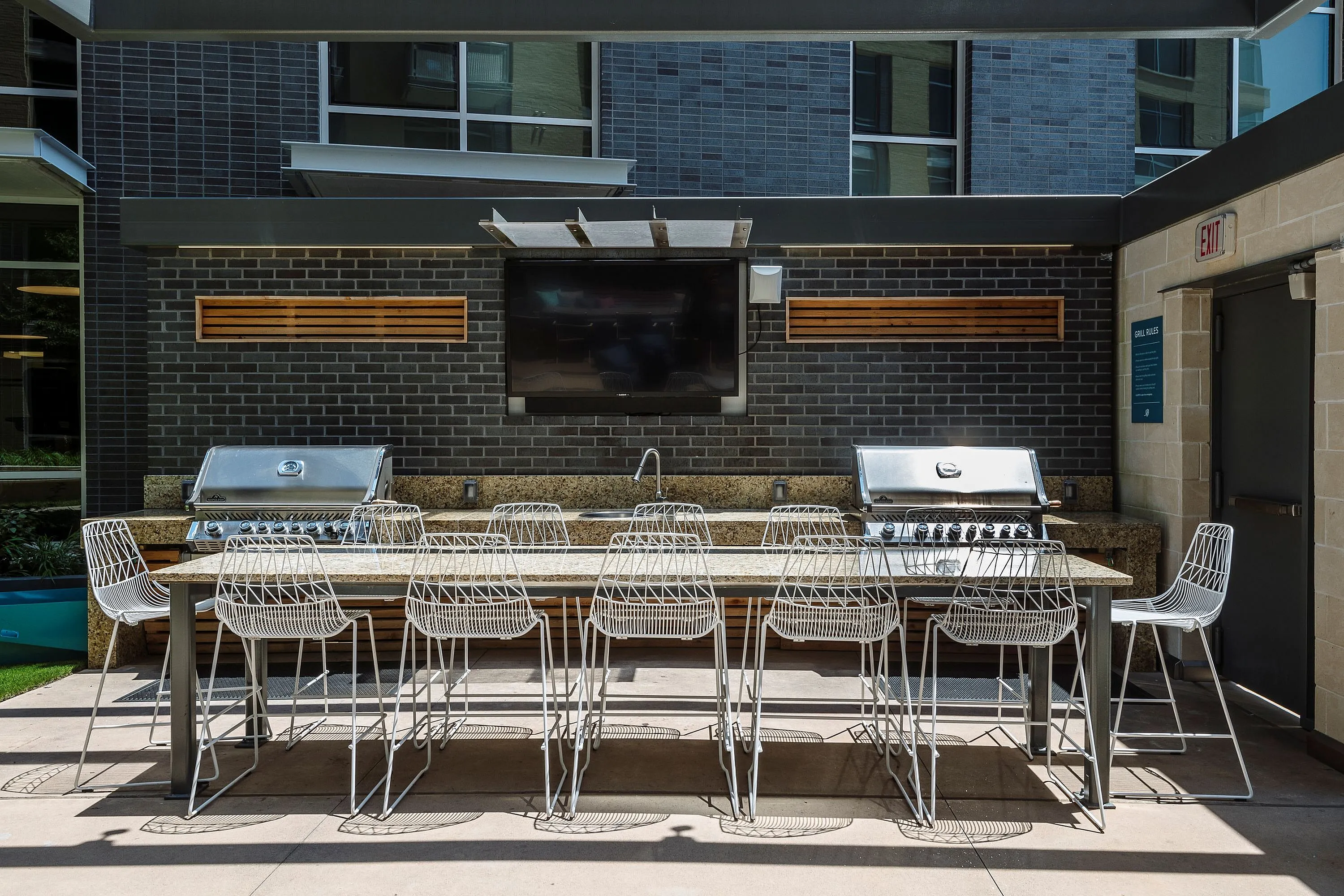 Rooftop grilling and dining areasRooftop grilling and dining areas