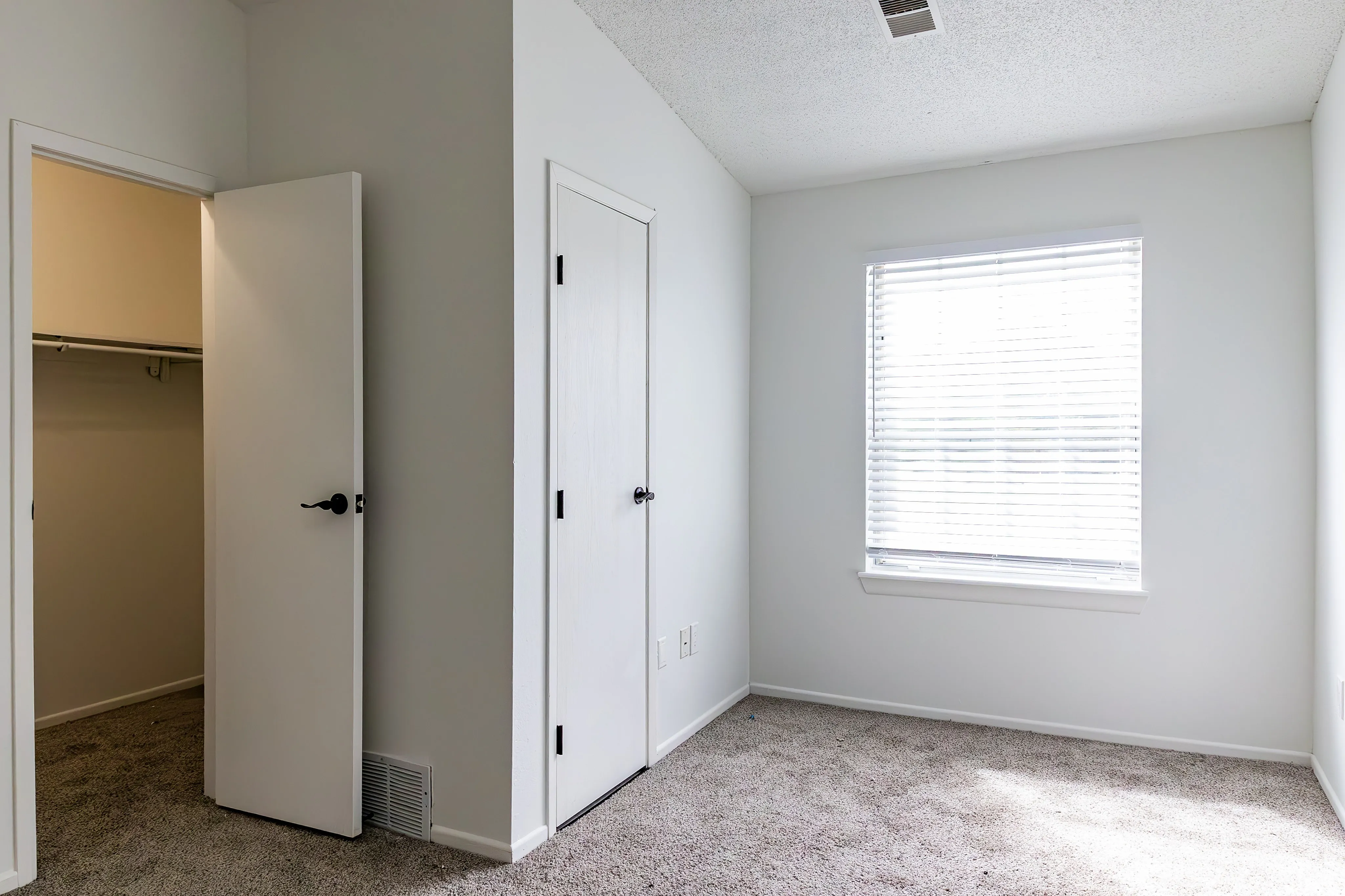Hickory Creek Apartments | Columbus, OH | Bedroom w/ Walk-In Closet
