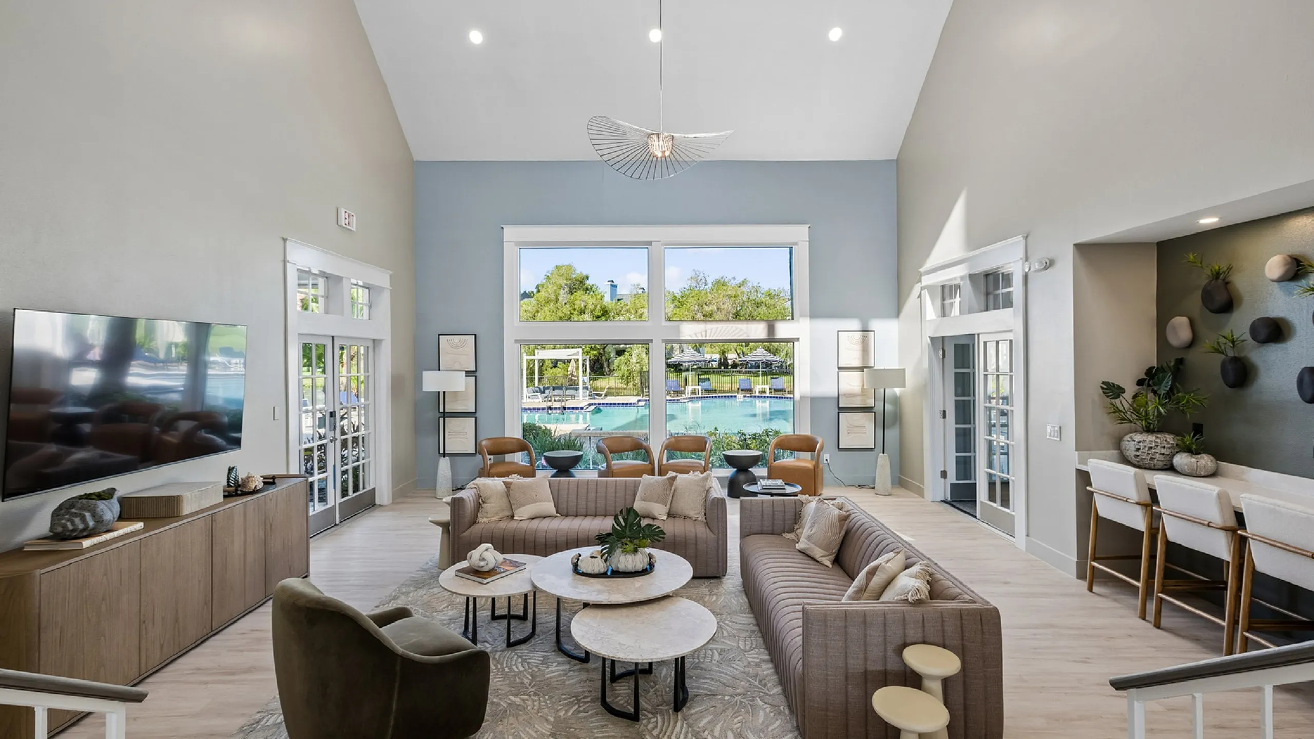Bay Crossing - Spacious Lounge Area