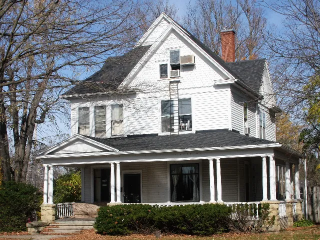 590 W Main St