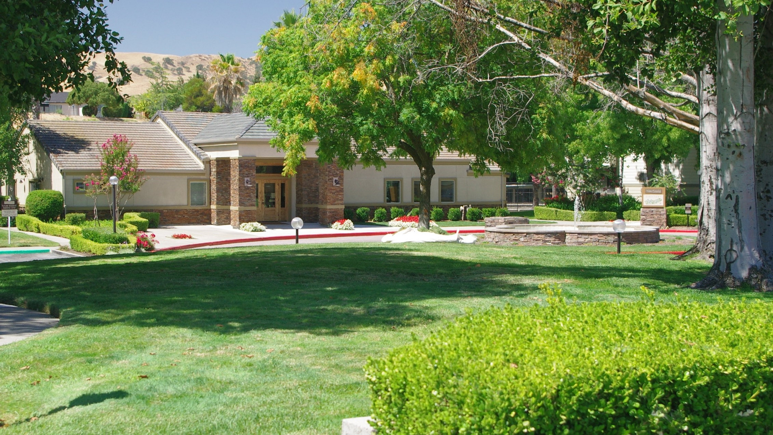 Twin Creeks - Lush Green Grounds