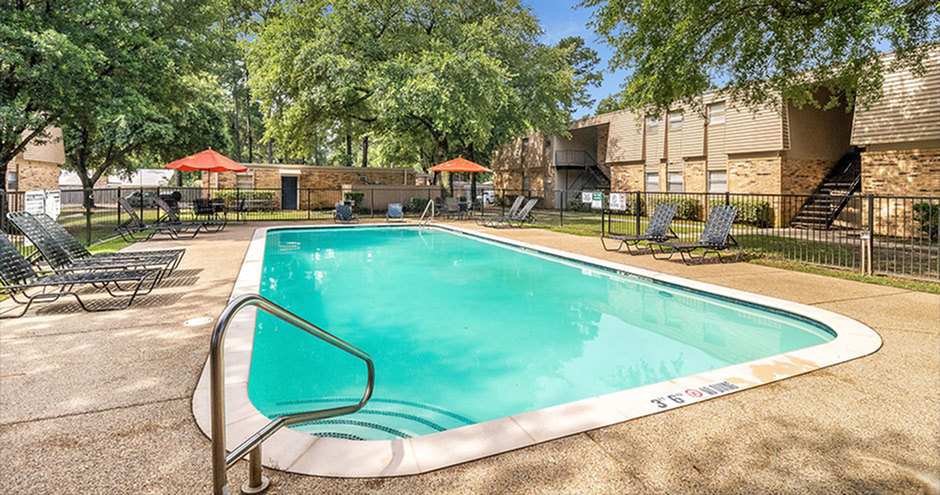 pool at Fox Trail Apartments