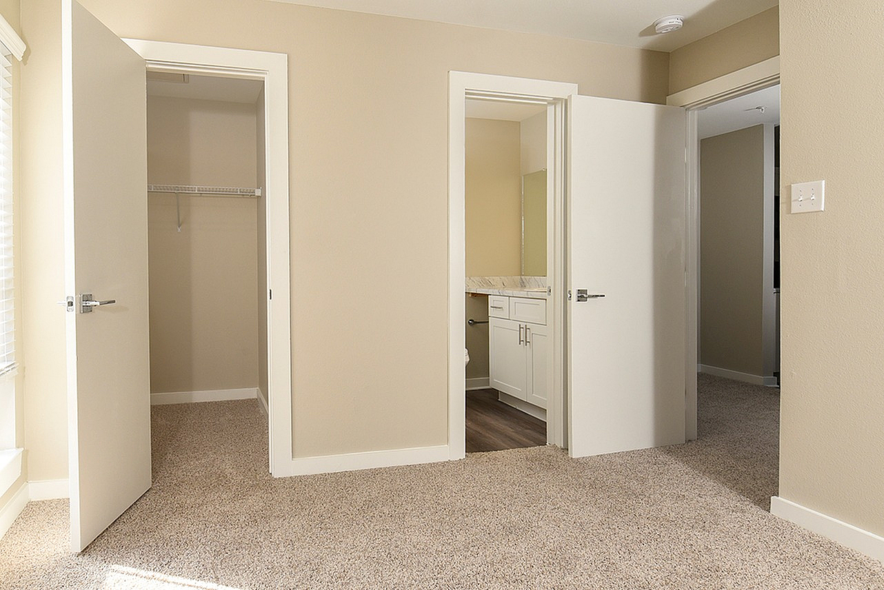 Walkin closet | Bathroom entrance
