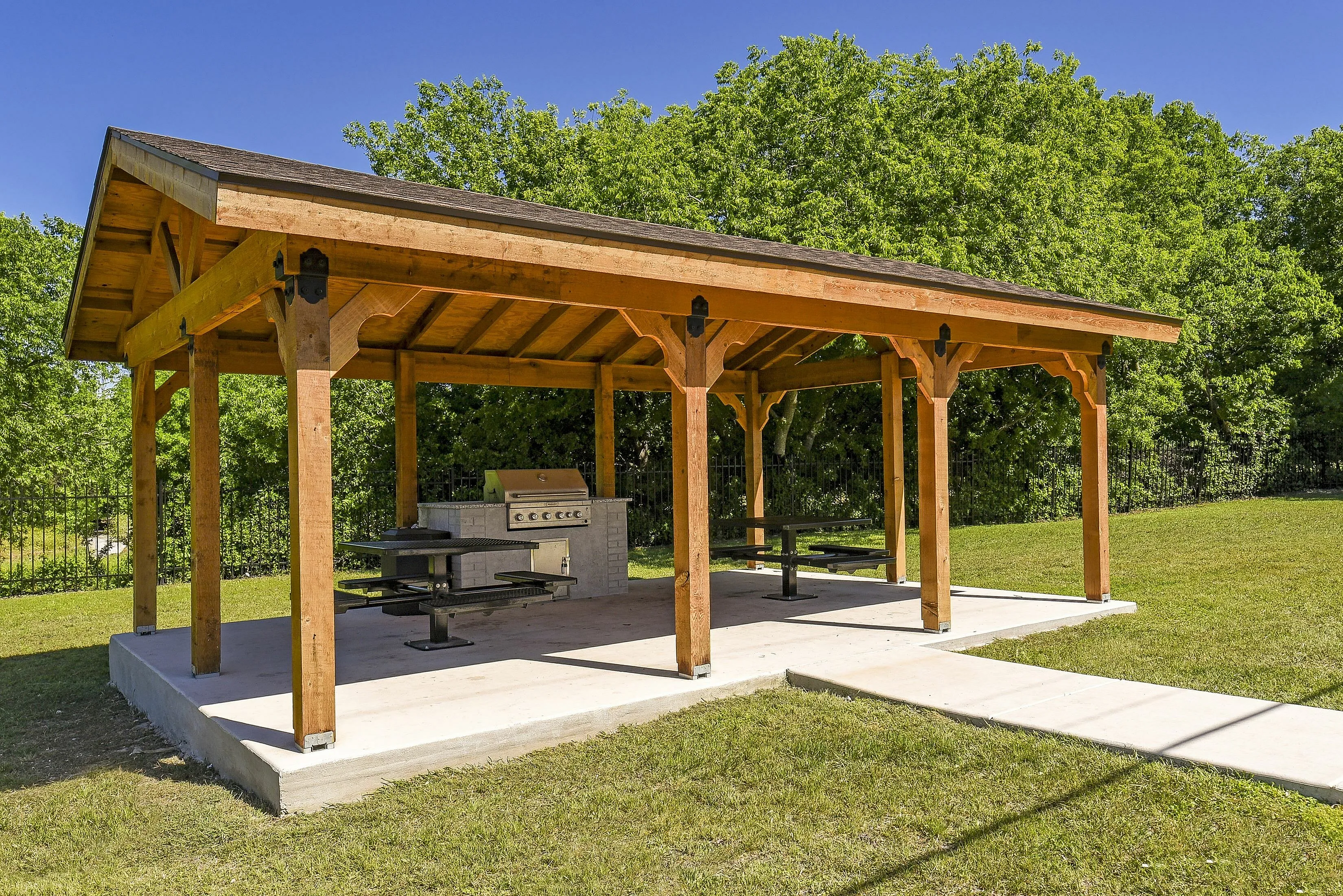 Covered area with grill| Tables and seating