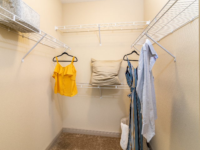 Millenia 700 Walk-In Closets