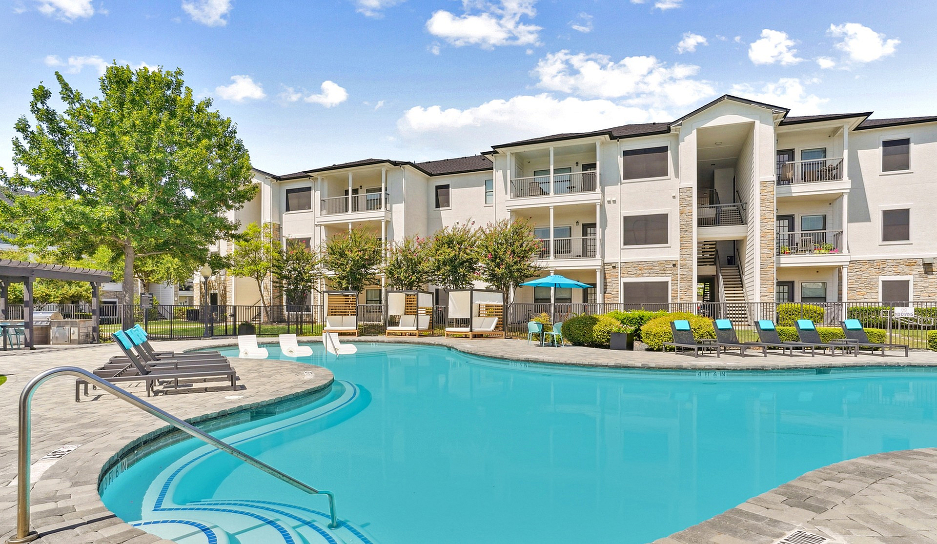 Birchstone Northlake apartment photo