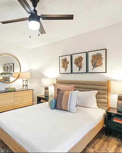 bedroom with lamp, bed and pillows