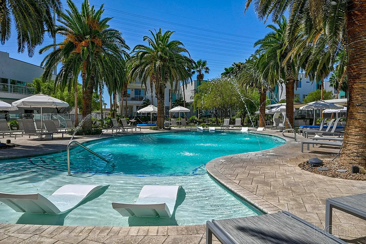 south-beach-by-logan-las-vegas-resort-pool