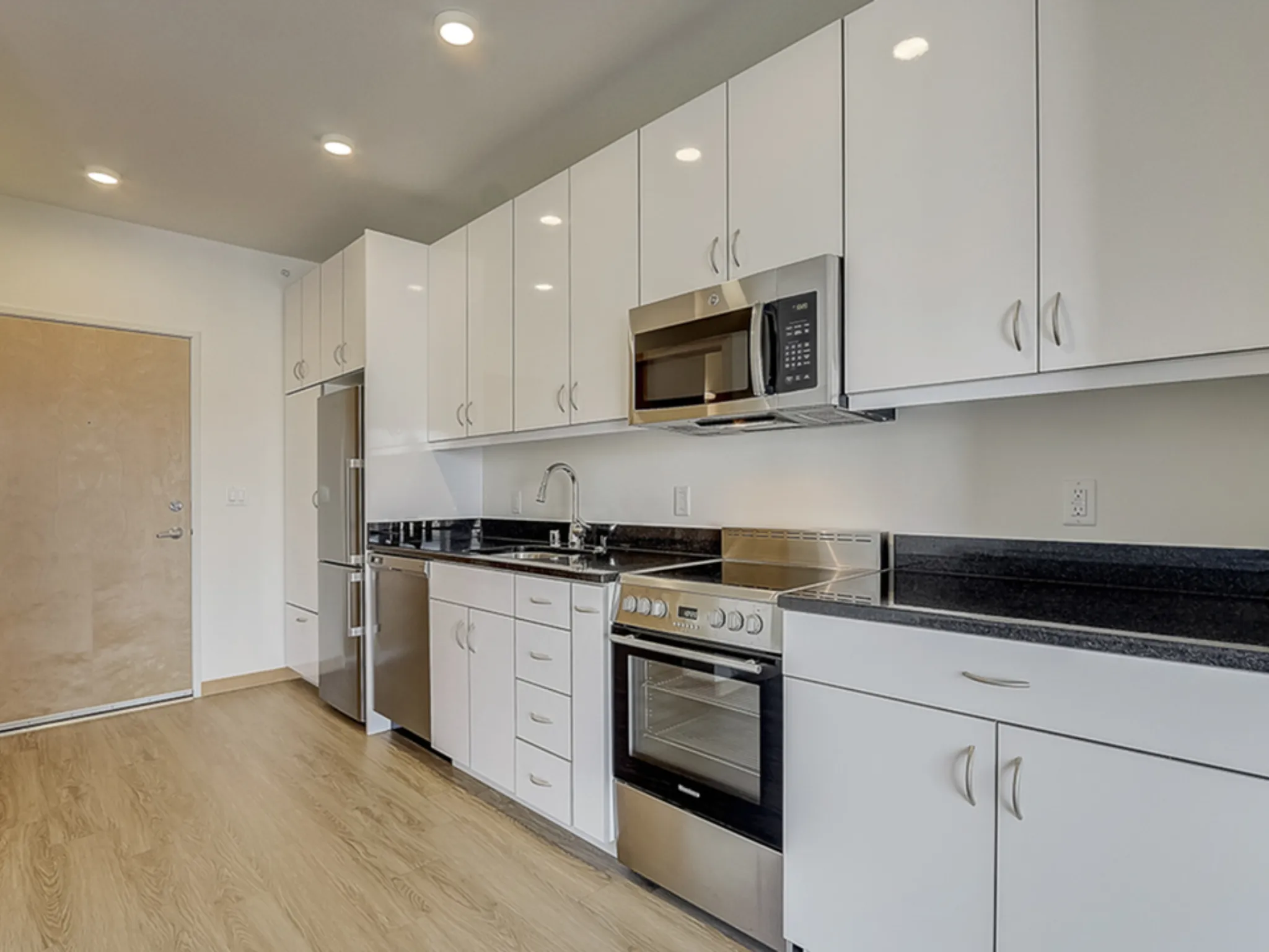1 Bed / 1 Bath - 778 SF - Kitchen