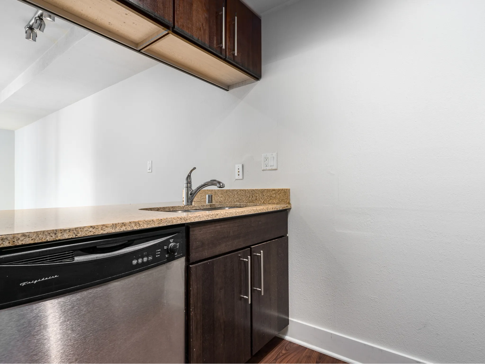 1 Bed / 1 Bath - 563 SF - Kitchen