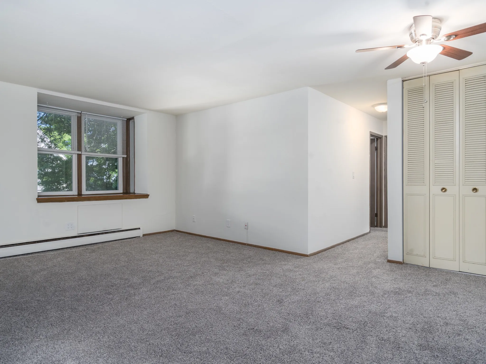 2 Bed / 1 Bath - 1,000 SF - Living Room