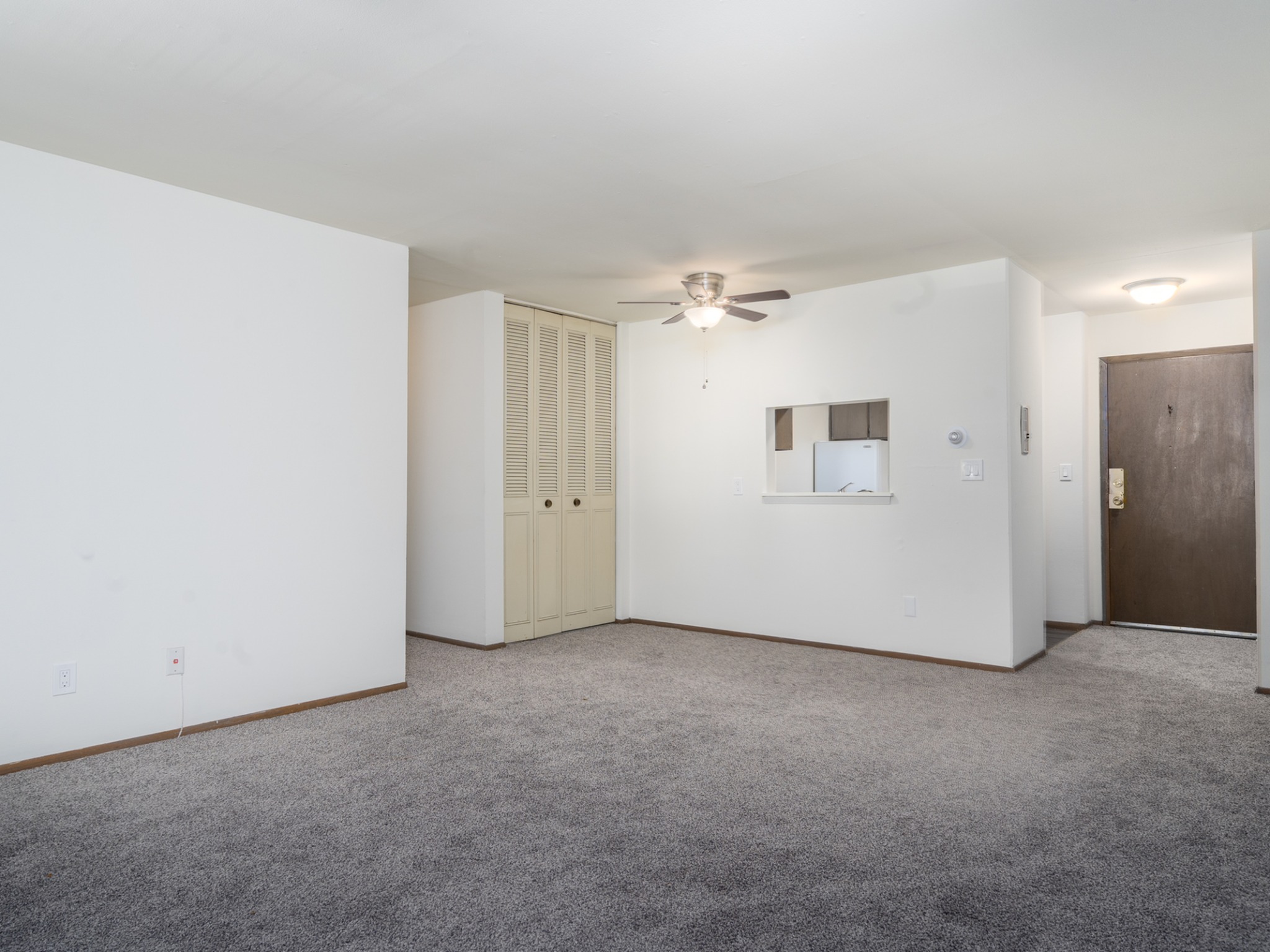 2 Bed / 1 Bath - 1,000 SF - Living & Kitchen
