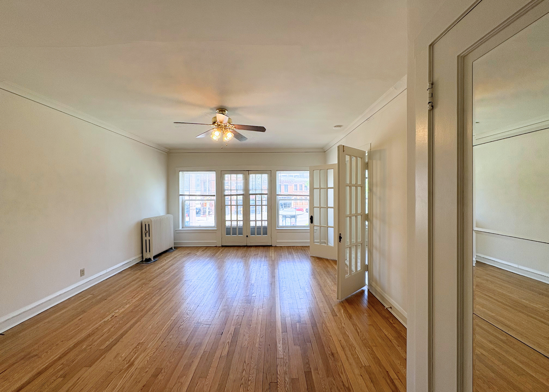 Ivanhoe - Bright Living Room