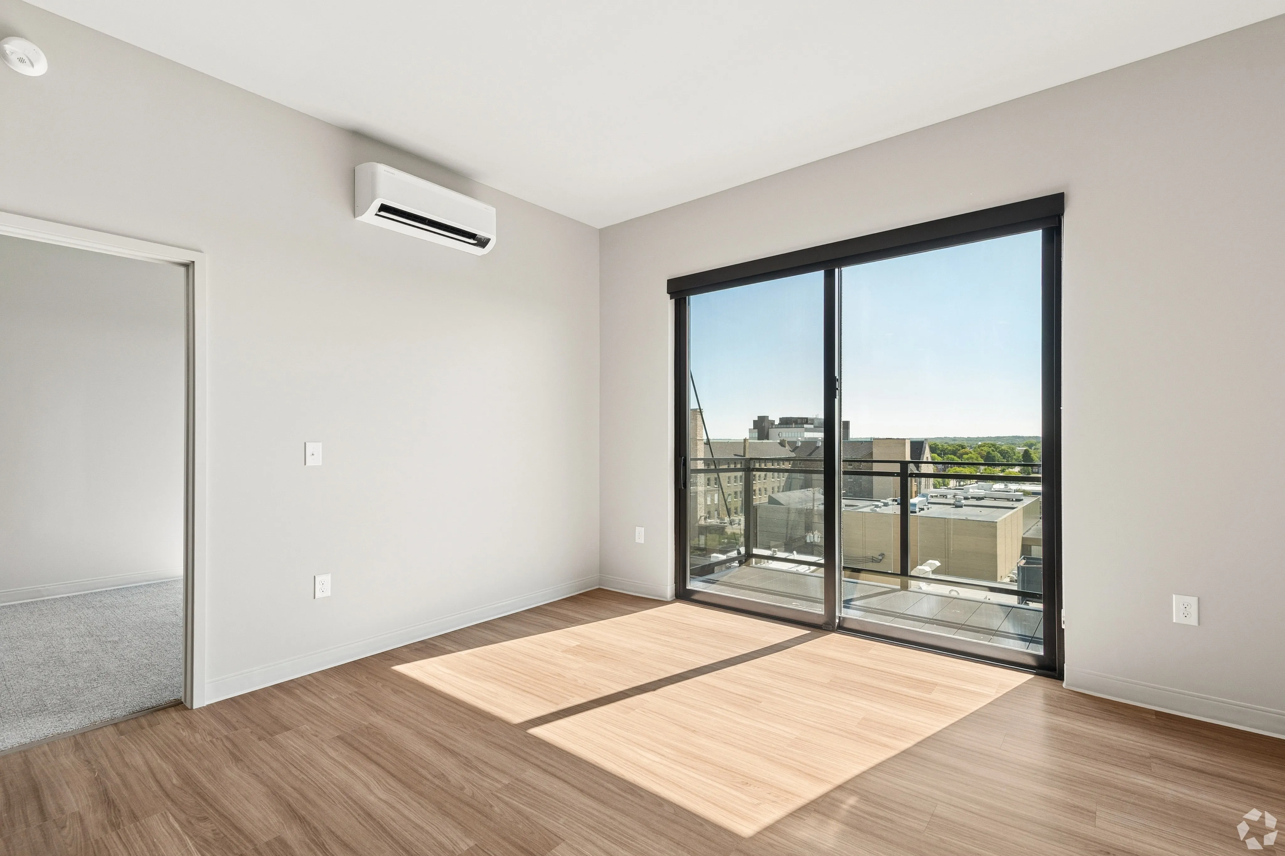 NOVA - Bright Room with Balcony