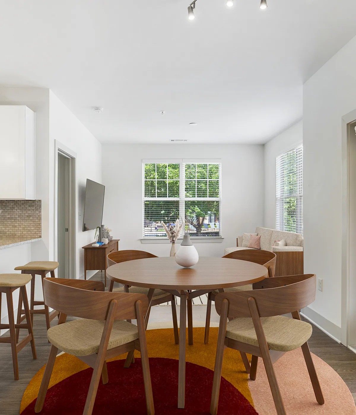 Premium Kitchen And breakfast nook area - Lantower Waverly