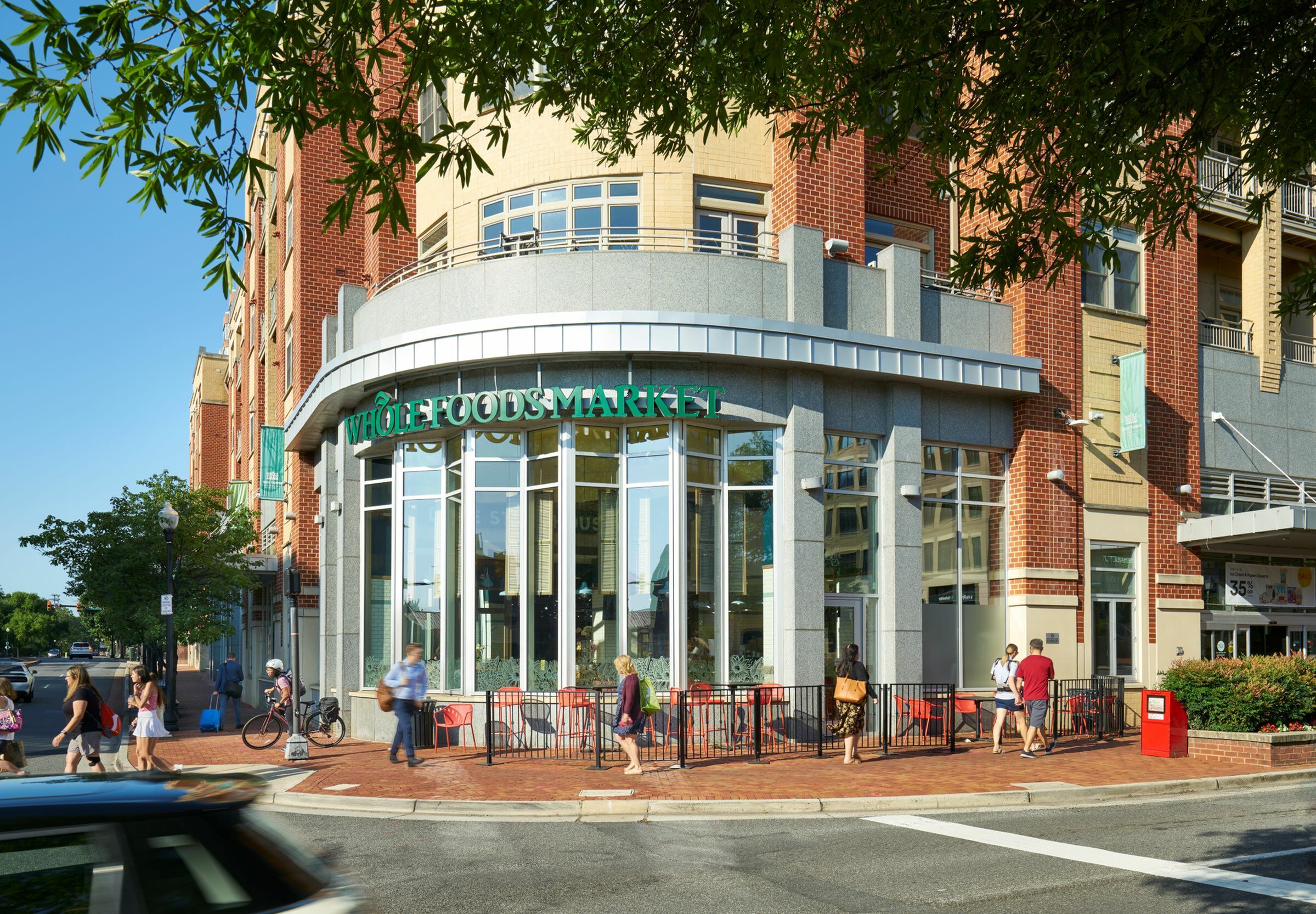 Living the Carlyle Life: The Ultimate Urban Oasis Near Eisenhower Metro-image