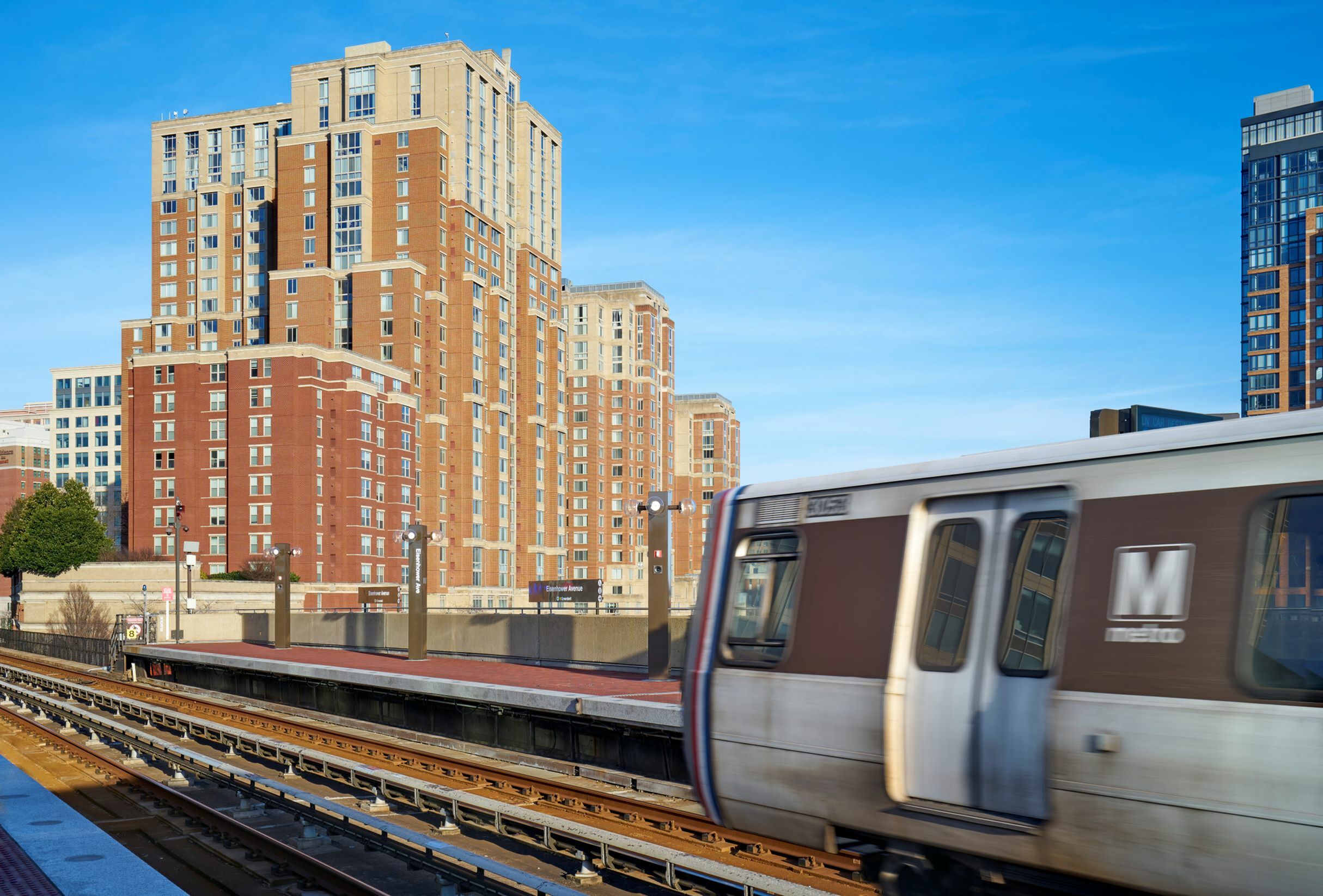 Living the Carlyle Life: The Ultimate Urban Oasis Near Eisenhower Metro-image