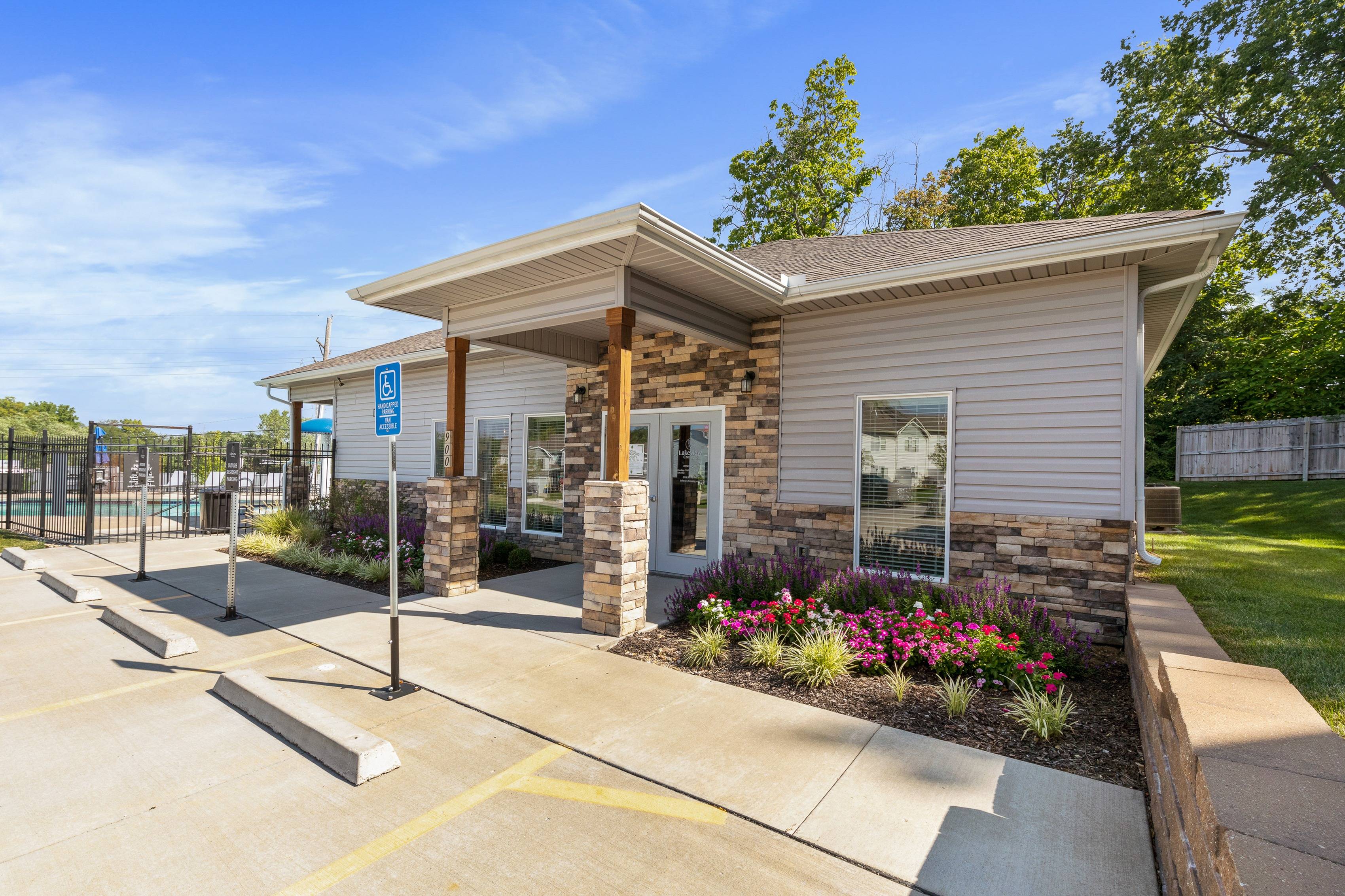 Lakeview Crossing Apartments In Blue Springs, MO