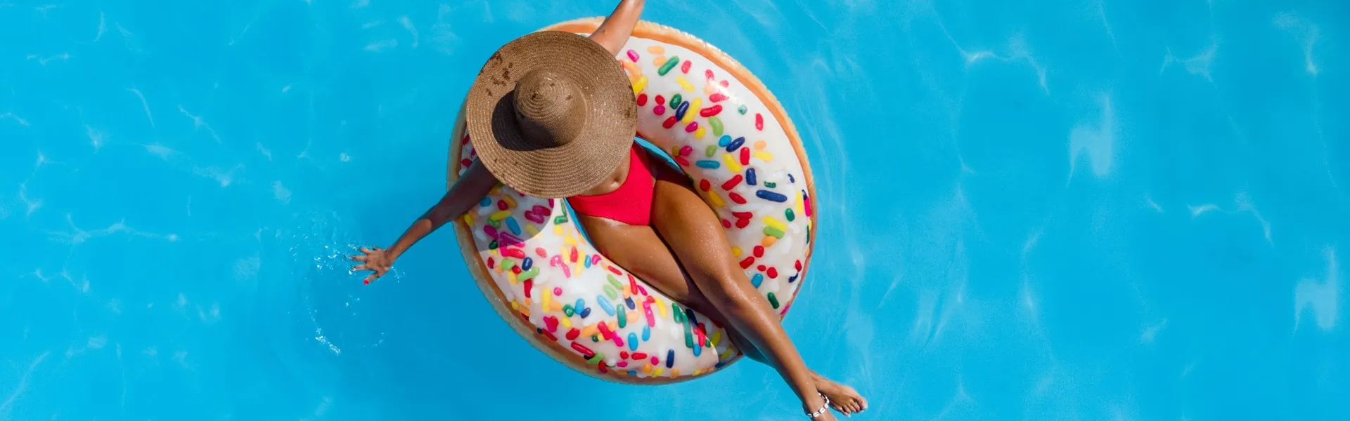 swiming pool, lady on float