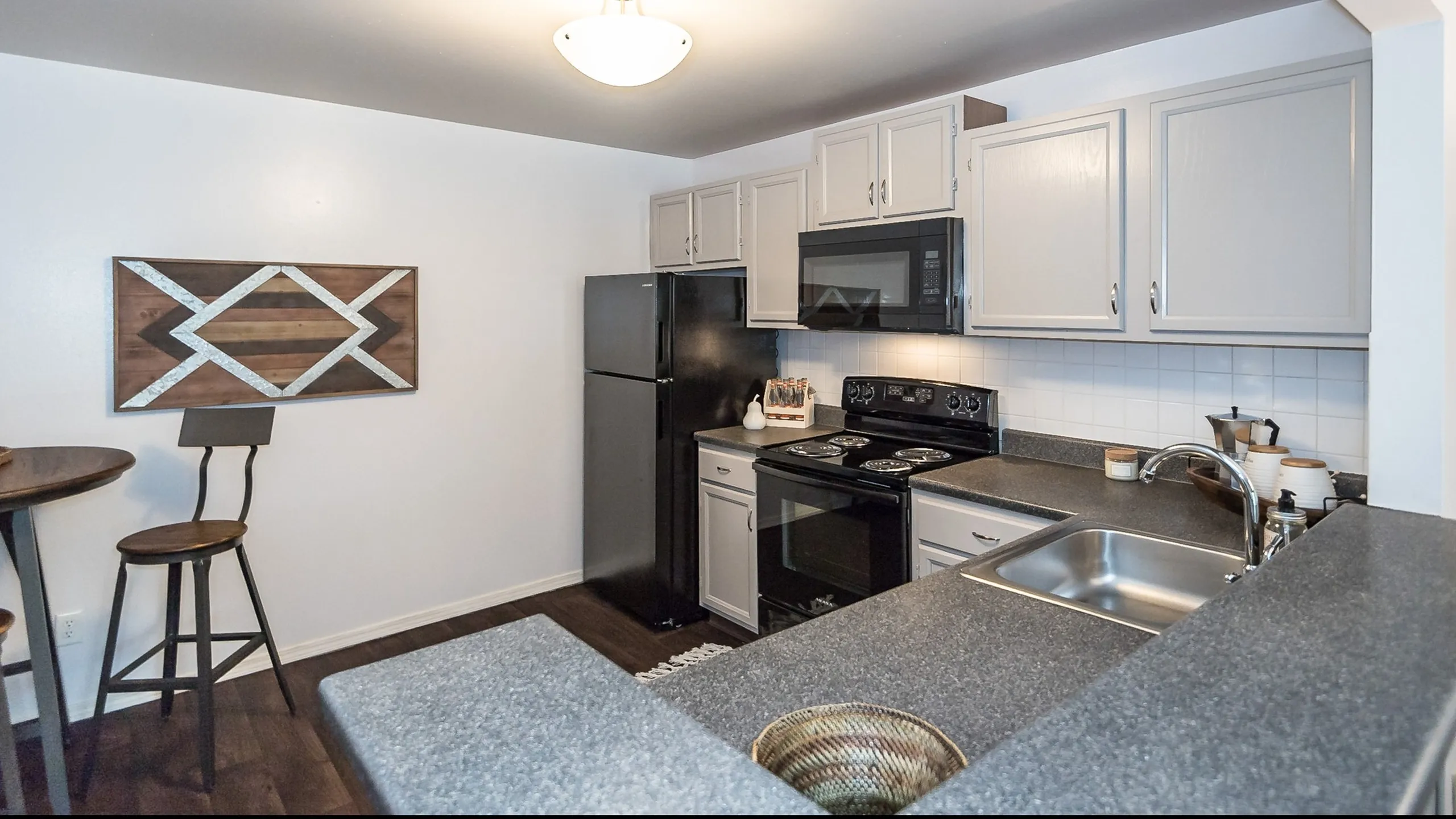 Kitchen with all appliances