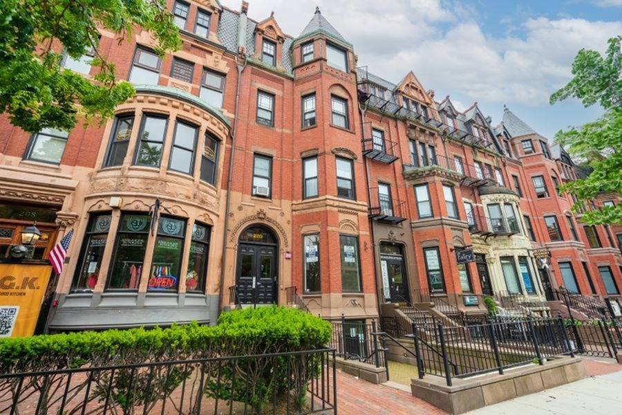 270 Newbury St Exterior