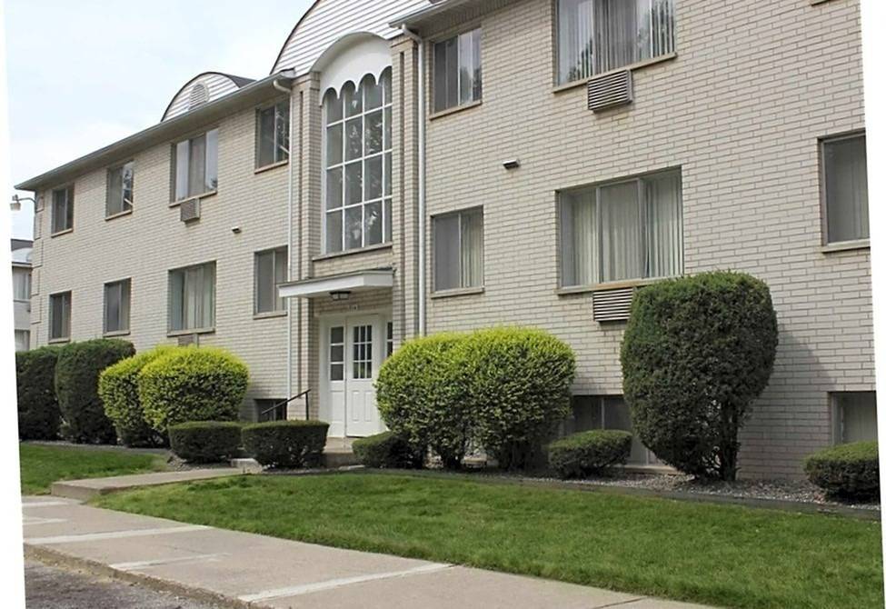 View Photos Country Club Manor Apartments Apartments in Flint, MI