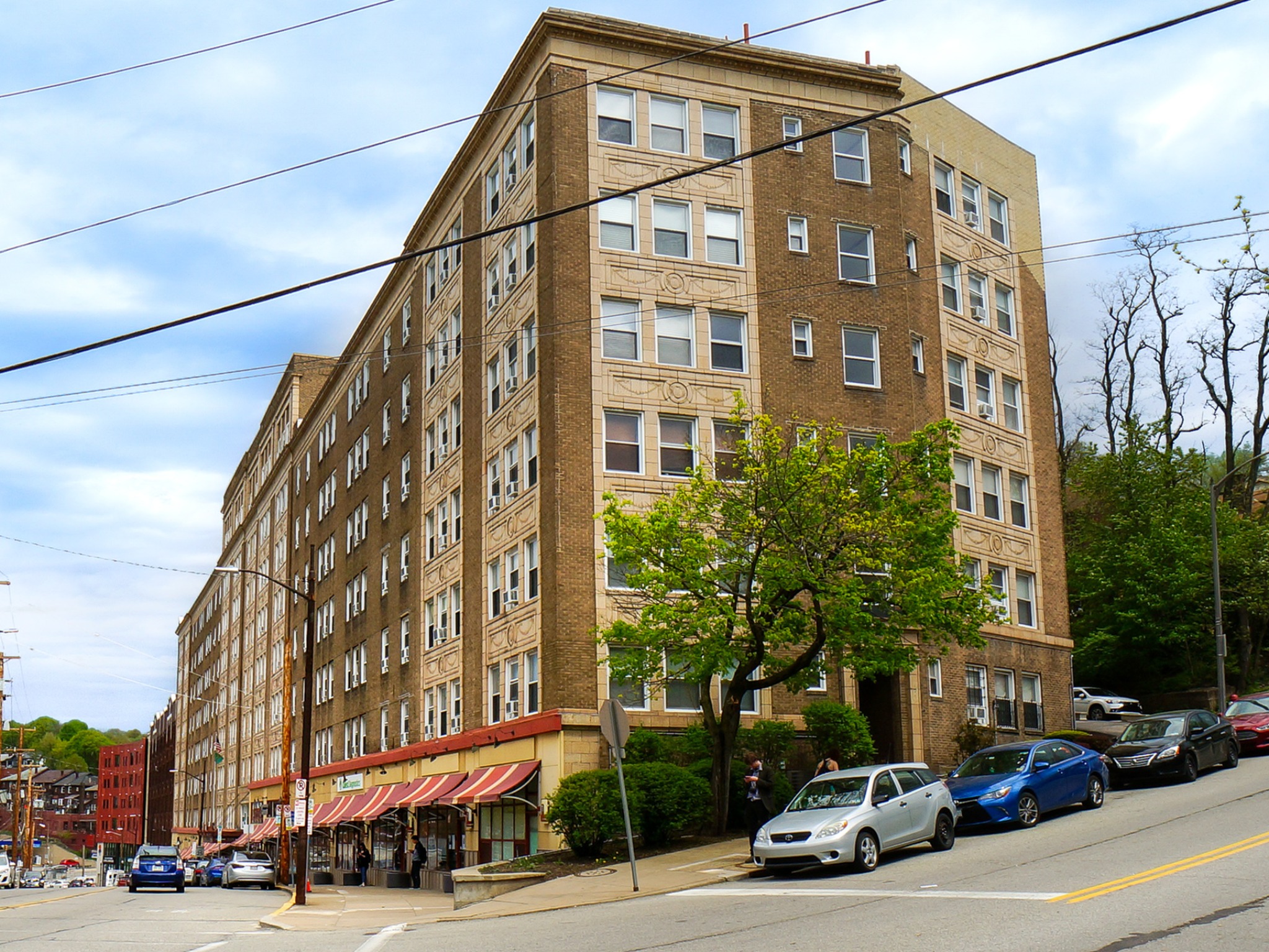 Street level view of the Morrowfield Avenue on the corner of Murray Avenue and Morrowfield Avenue