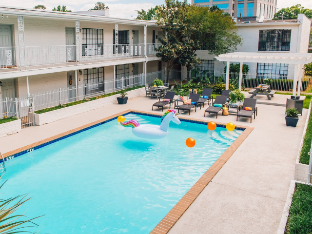Sparkling Pool | Apartments in Baton Rouge | Chateaux Dijon