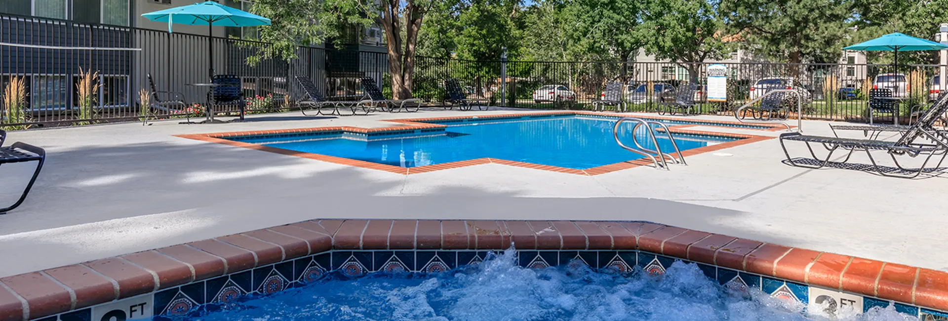 Hot tub and swimming pool at Central Heights