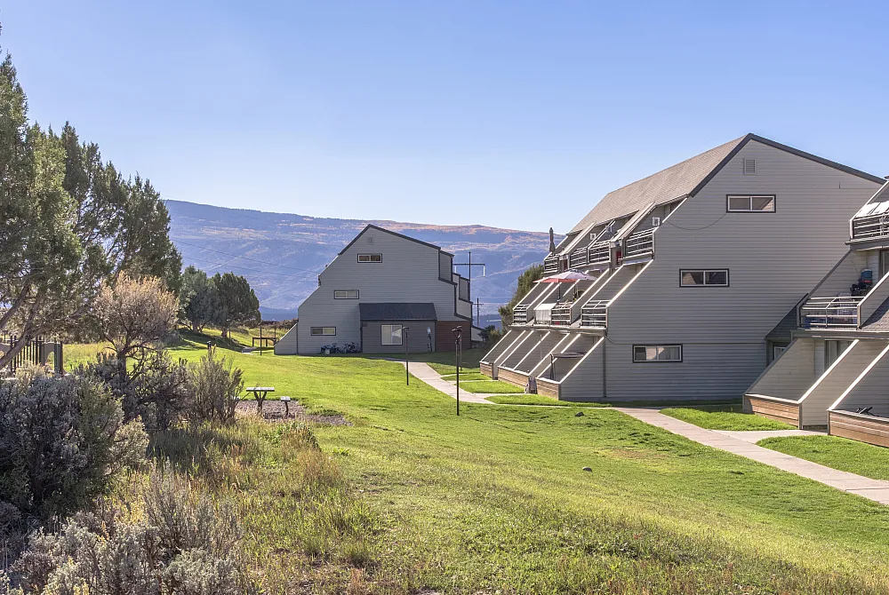 Auburn Ridge Apartments - Scenic Exterior