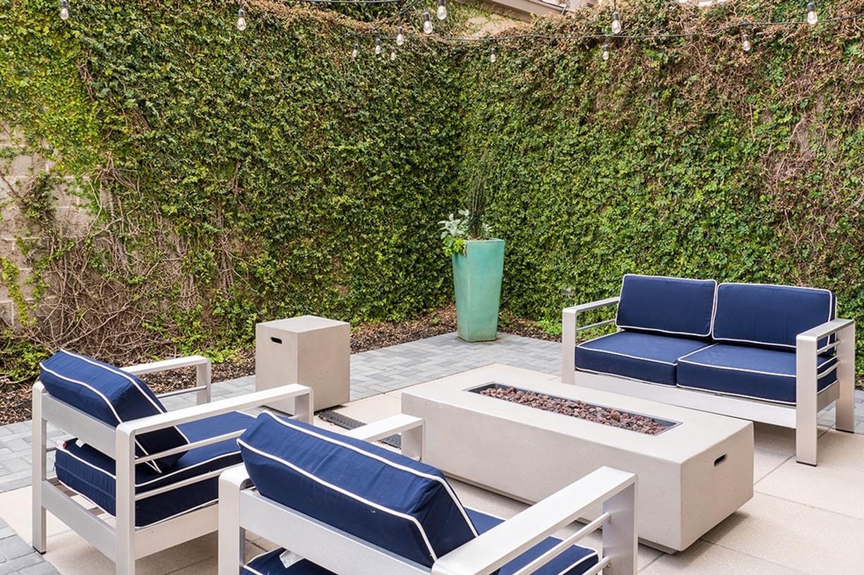 Outdoor fire pit lounge