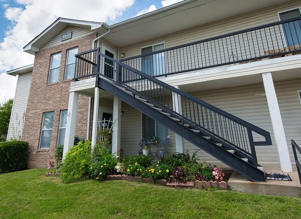 Woodland Manor - Building