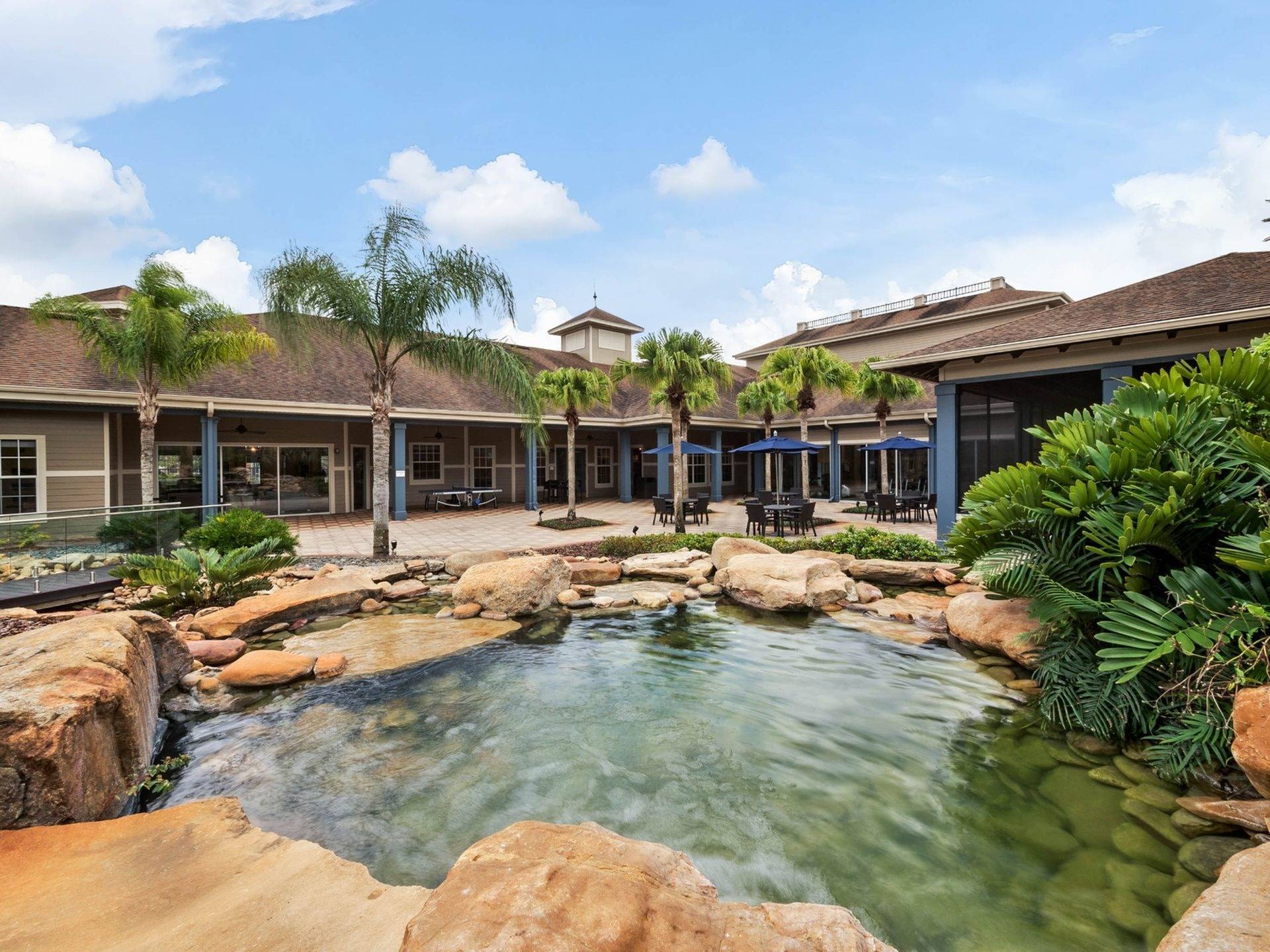 Photos & Tour 525 Avalon Park Apartments Orlando FL