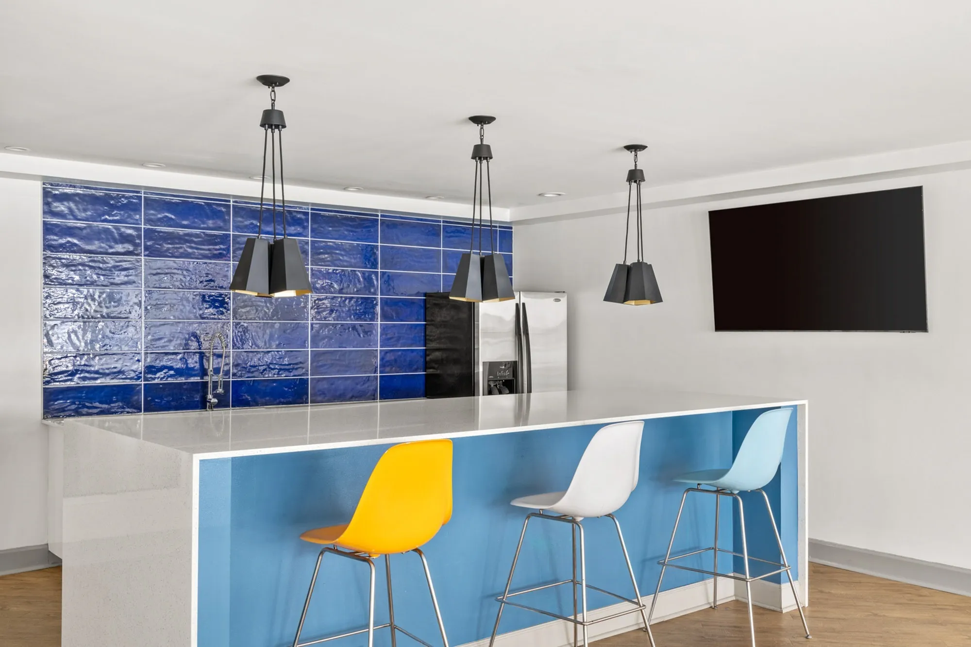 Indoor commuity area with bar and TV