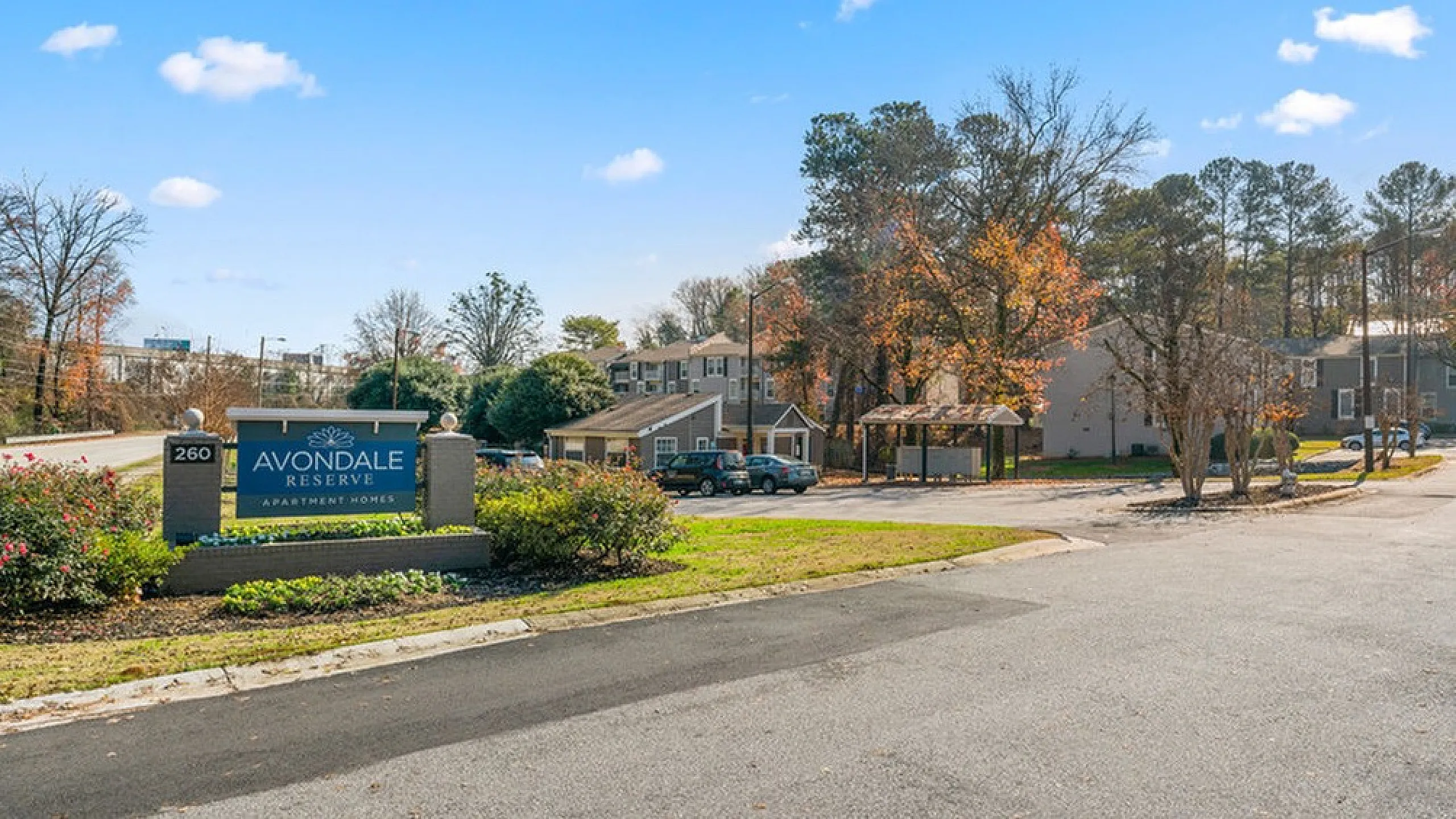 Charming exterior view of Avondale Reserve Apartment Homes, surrounded by lush greenery and a welcoming community ambiance.